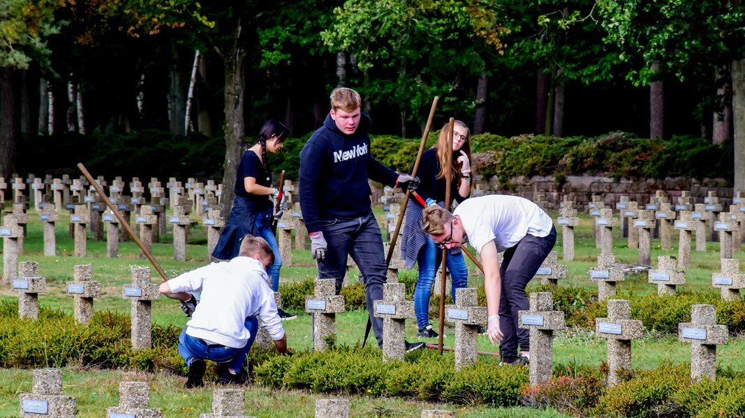 Pflegearbeiten auf der Kriegsgräberstätte